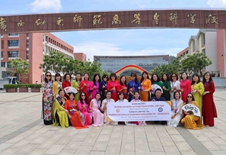 Đoàn đại biểu Trường Cao đẳng Sư phạm Trung ương - Việt Nam đến thăm và làm việc tại Trường Cao đẳng Sư phạm Mầm non Quảng Tây (Trung Quốc)