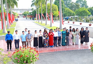 Trường Cao đẳng Sư phạm Trung ương dâng hương tưởng niệm, tri ân các đồng chí lãnh đạo Đảng, Nhà nước, các anh hùng liệt sĩ tại nghĩa trang Mai Dịch